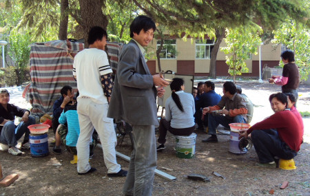 दूतावास मर्मतका चिनियाँ मजदुरहरू खाजा खाँदै